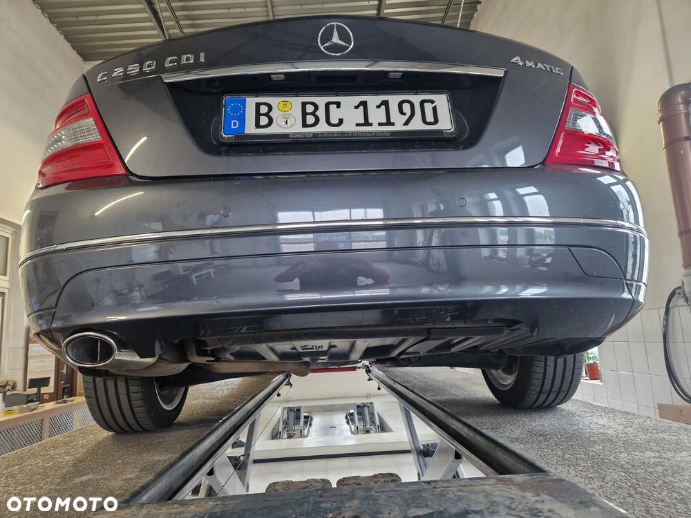 Mercedes-Benz Klasa C 250 CDI 4Matic 7G-TRONIC Avantgarde Edition - 24