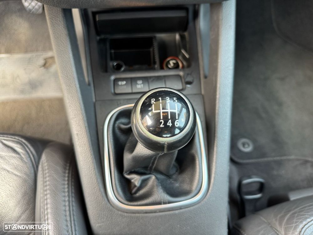 VW Jetta 2.0 TDI Sportline - 14