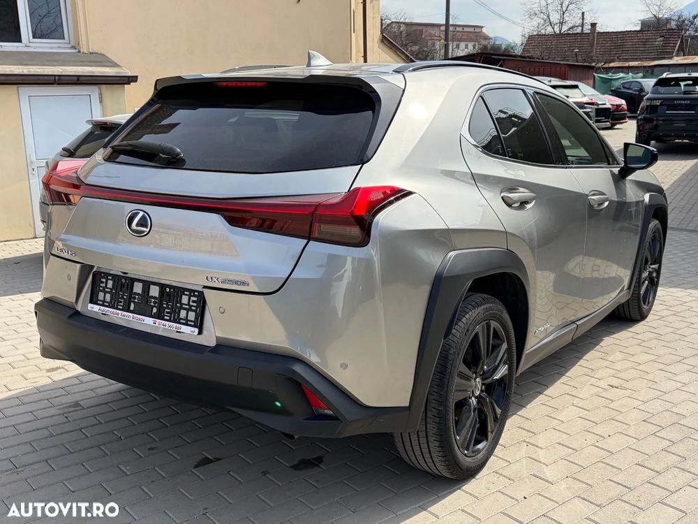 Lexus UX - 10