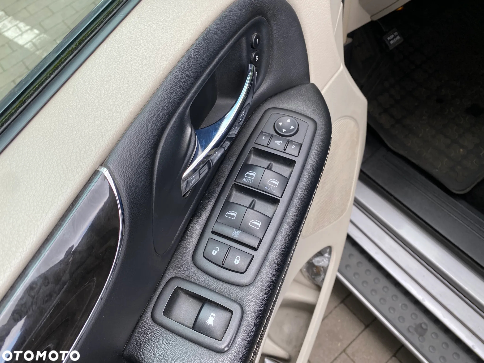Chrysler Town & Country 3.6 Limited - 16