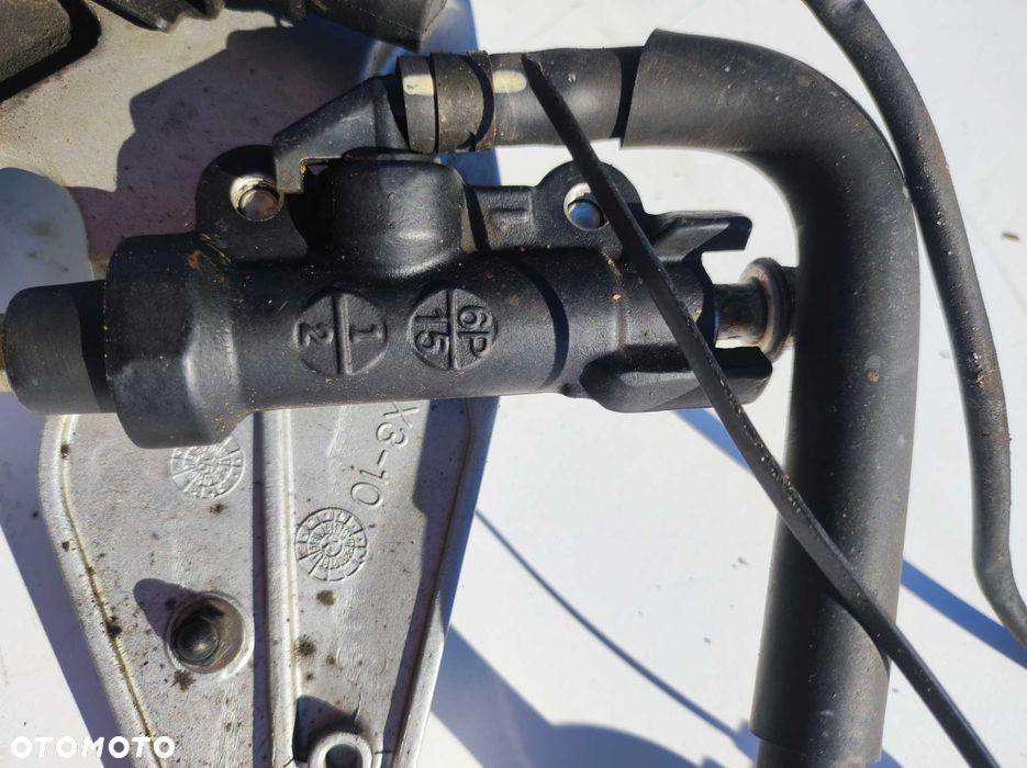 Yamaha FZ6 (2004–2009) Prawy set podnóżka z pompą hamulca tylnego - 7