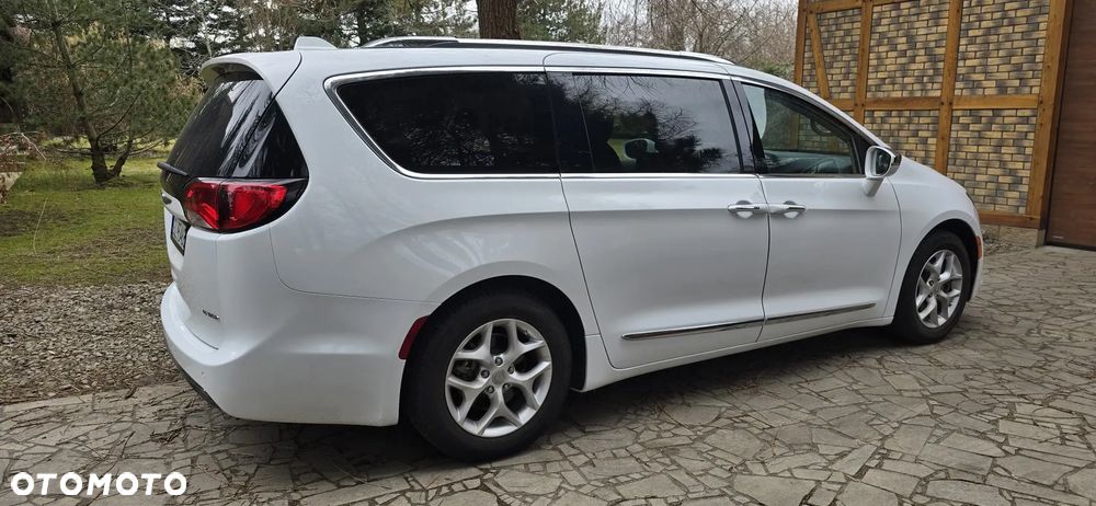 Chrysler Pacifica - 11