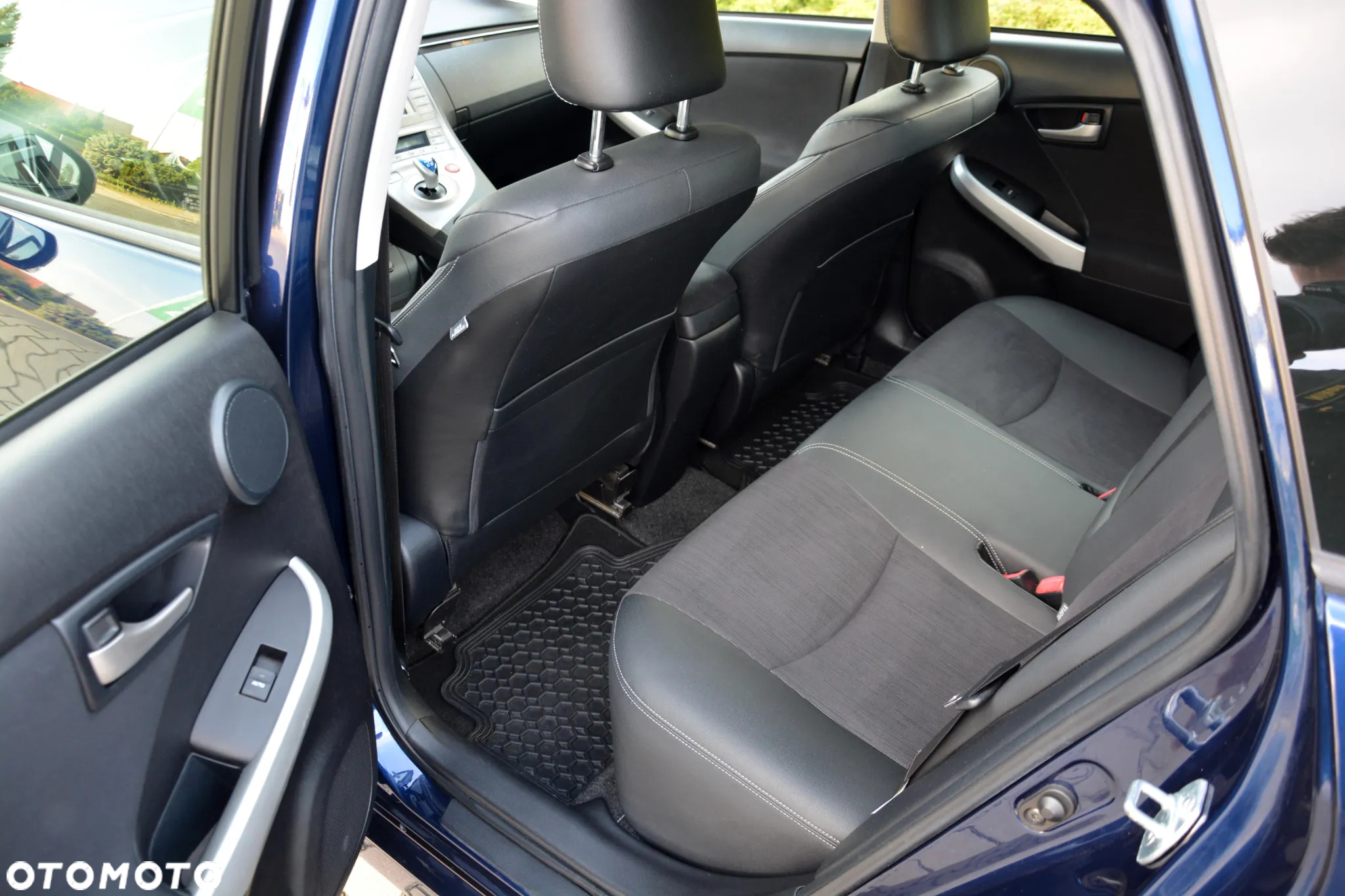Toyota Prius (Hybrid) Executive - 13
