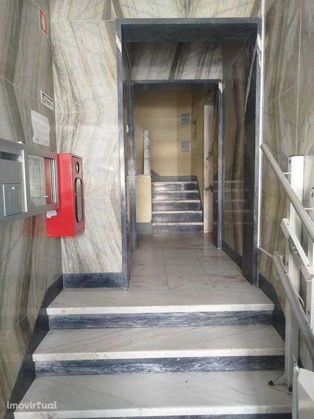 Vendo prédio Damaia - Grande imagem: 2/3