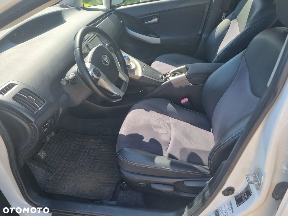 Toyota Prius (Hybrid) Executive - 13