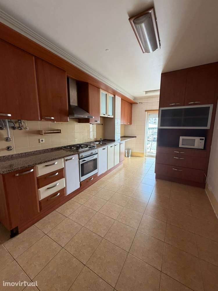 Arrenda-se T4 no centro de Fátima | 3 WC  • Parqueamento - Grande imagem: 2/6