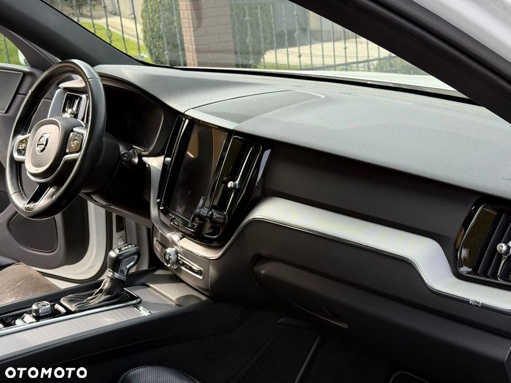 Volvo XC 60 D4 AWD R-Design - 24