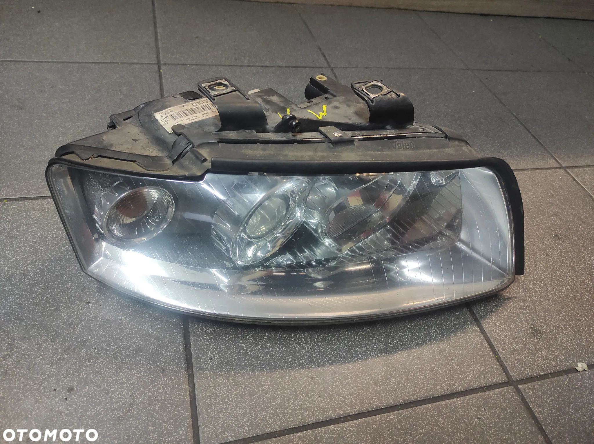 LAMPA PRAWA PRZEDNIA AUDI A4 B6 XENON ..K.W'' USZKODZONA WYSYŁKA !!! - 1