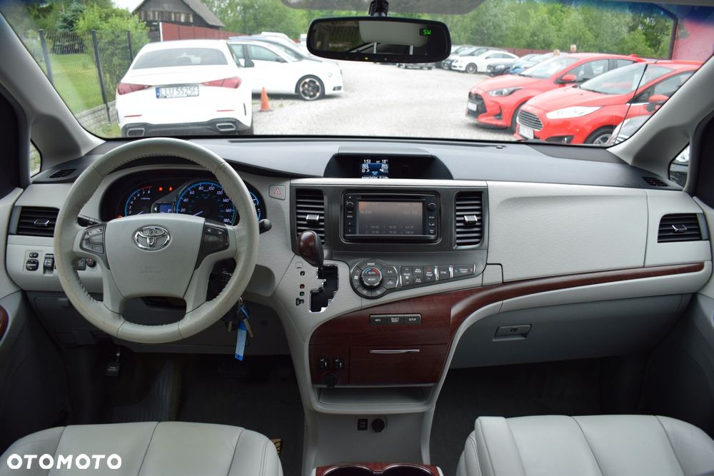 Toyota Sienna - 7