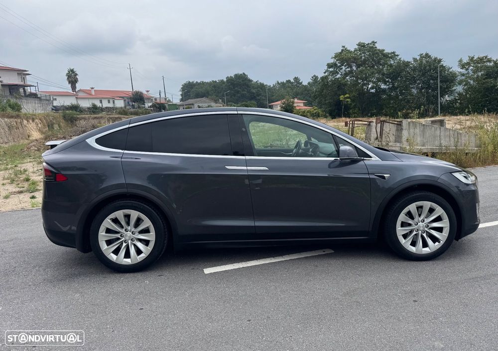 Tesla Model X - 4