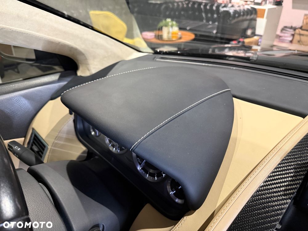 Aston Martin DB9 Standard - 17