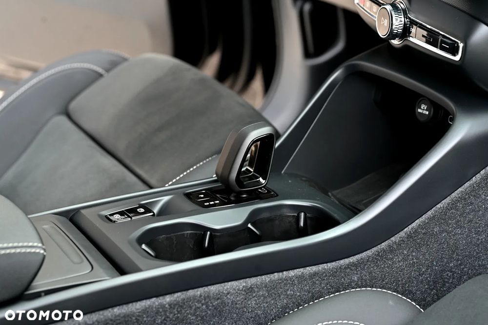 Volvo XC 40 B3 B DKG Ultra Black Edition - 23