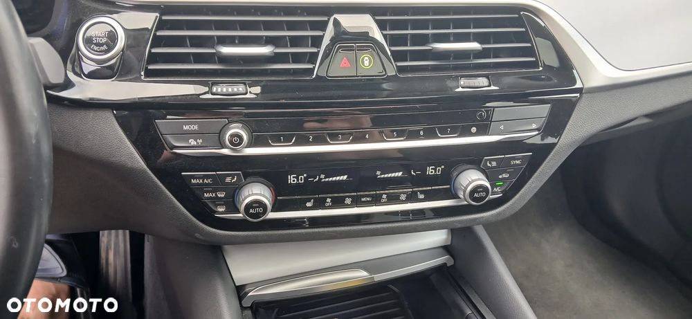 BMW Seria 5 530i GPF Luxury Line sport - 23