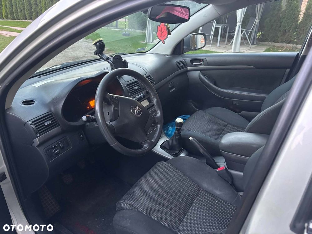 Toyota Avensis - 8