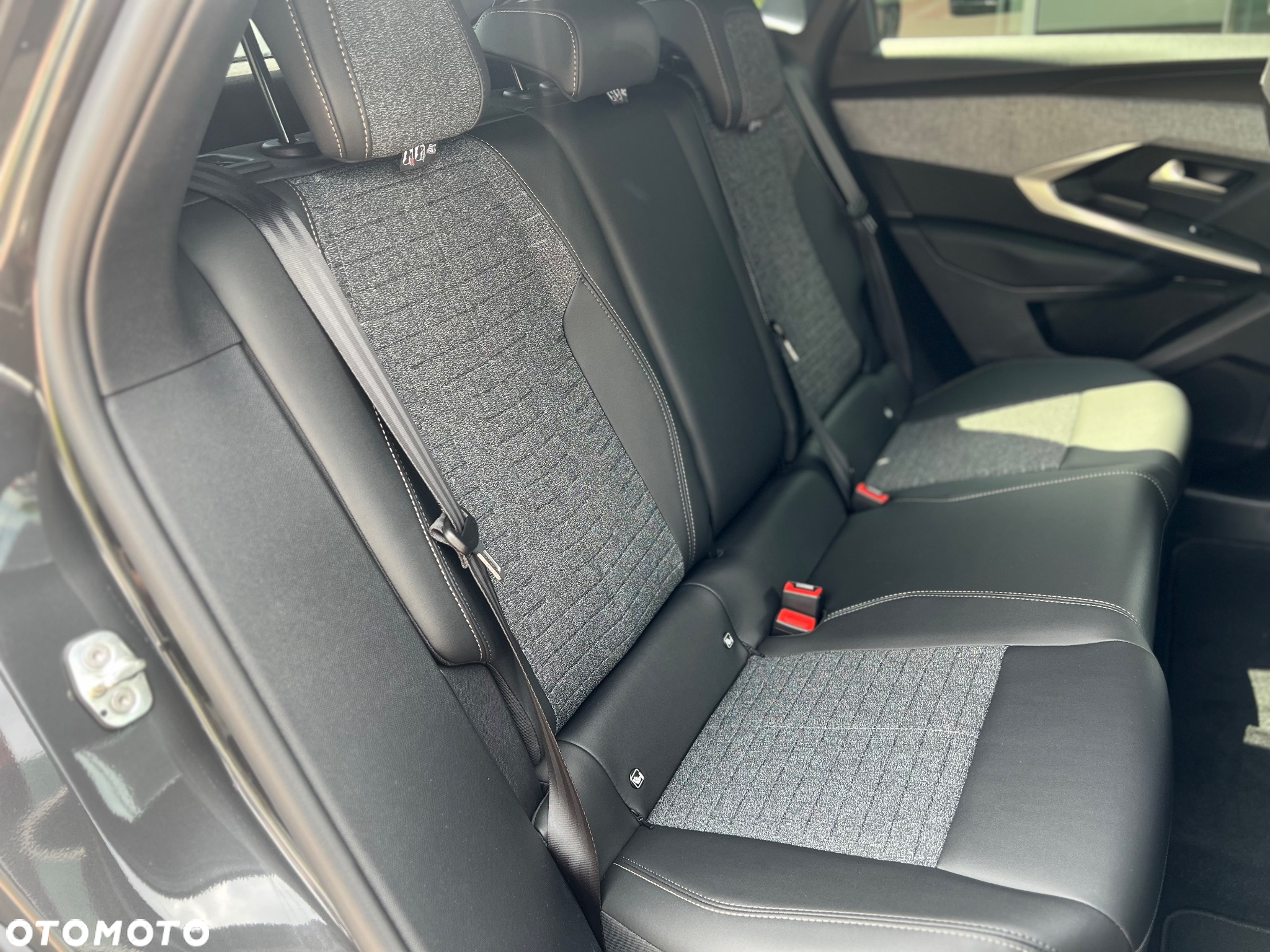 Peugeot 3008 1.2 PureTech mHEV Allure e-DCS6 - 27