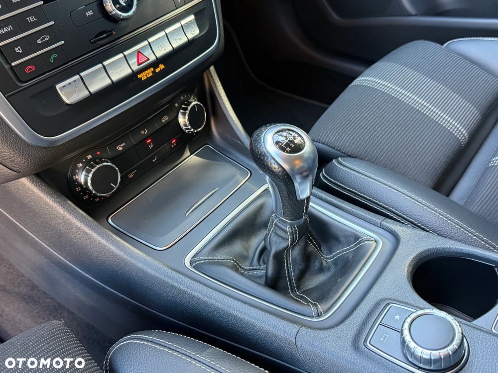 Mercedes-Benz GLA 180 UrbanStyle Edition - 23