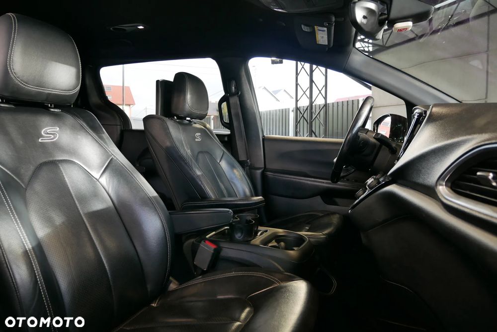 Chrysler Pacifica - 11