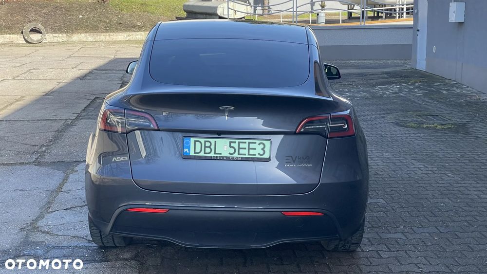 Tesla Model Y - 3