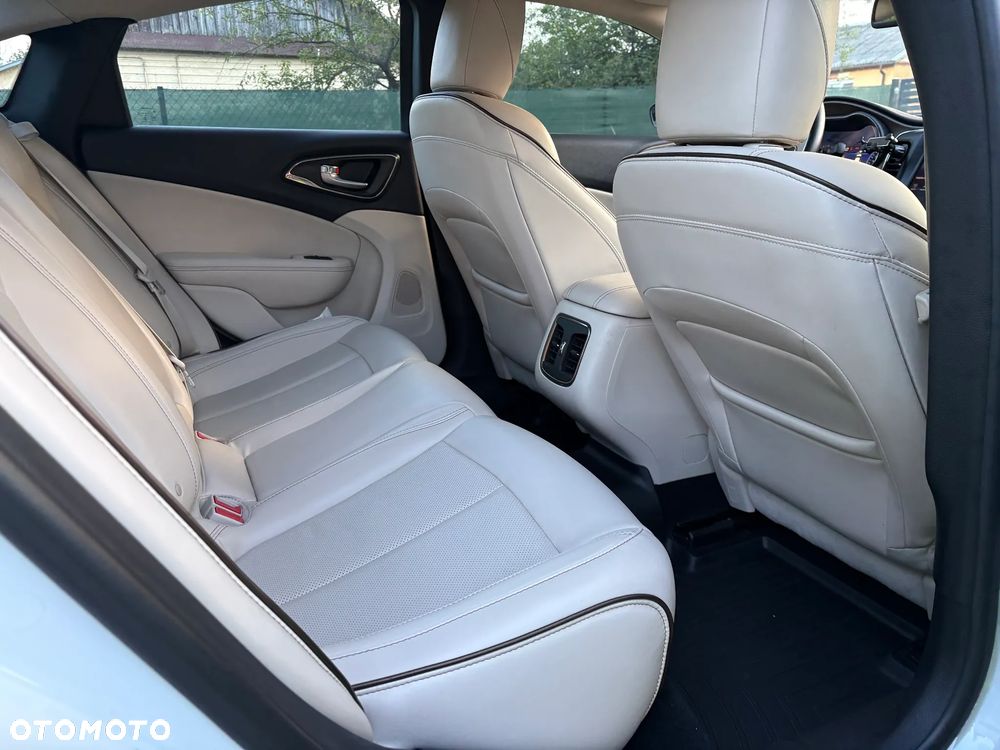 Chrysler 200 - 13