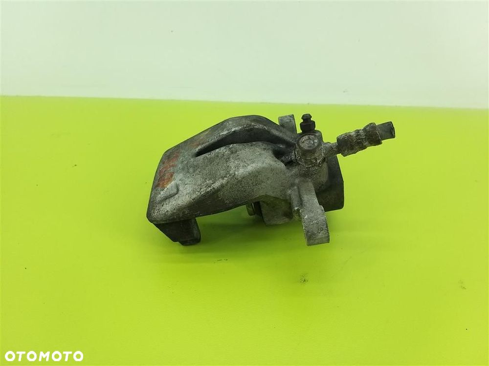 Zacisk hamulcowy tył prawy Toyota Avensis  II T25 2003-2006R 5 DRZWI HB - 4