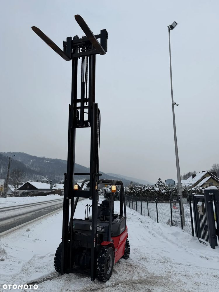 Manitou MI25D Wózek Widłowy 2,5 tony. Posuw Hydrauliczny. Maszt triplex. Wolny skok! Wysokość Podnoszenia 5 metrów. Jak nowy z Salonu. Pochodzi z Norweskiego Gospodarstwa! Aktualne przeglądy DEKRA i serwisy! Opony jak Nowe. Silnik Yanmar. Małe gabarety bardzo zwrotna maszyna! Zero luzów wycieków i zniszczeń. OKAZJA. Pełny ORYGINAŁ! Rok Prod. 2014. Niski przebieg 3300mtg - 3