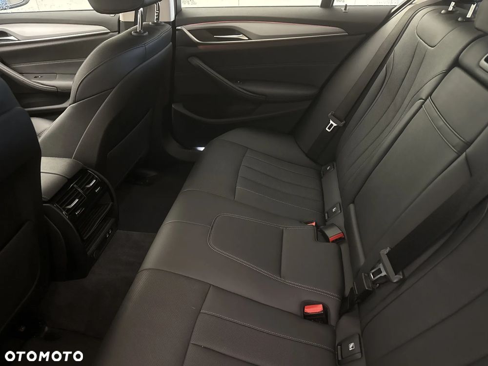 BMW Seria 5 520i mHEV - 18