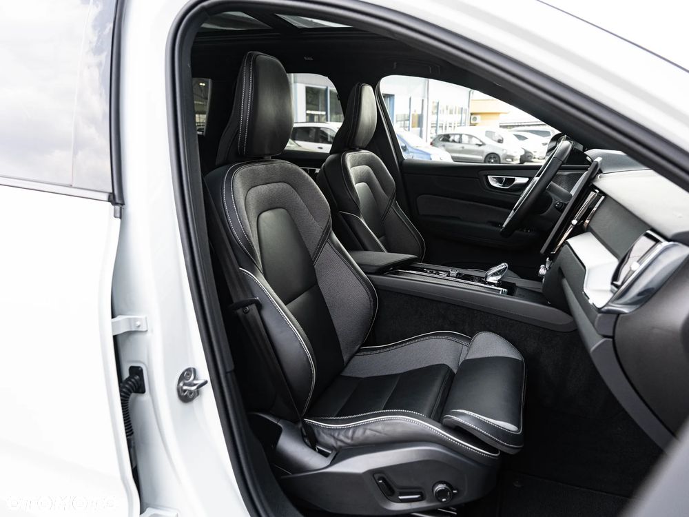 Volvo XC 60 B5 B AWD Plus Dark - 25