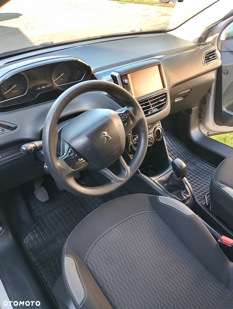 Peugeot 208 - 6