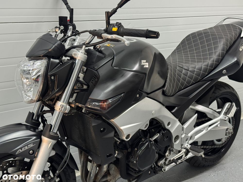 Suzuki GSR - 25