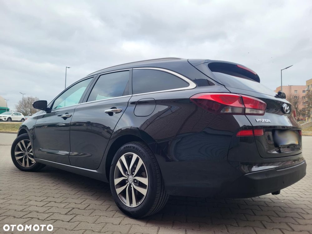 Hyundai i30 blue Kombi 1.6 CRDi YES Gold - 6
