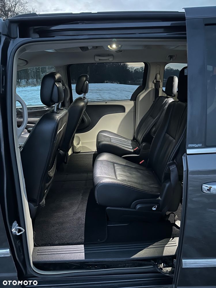 Chrysler Town & Country - 14