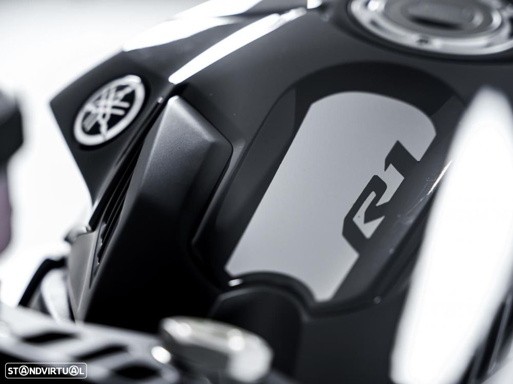 Yamaha R 1 - 16