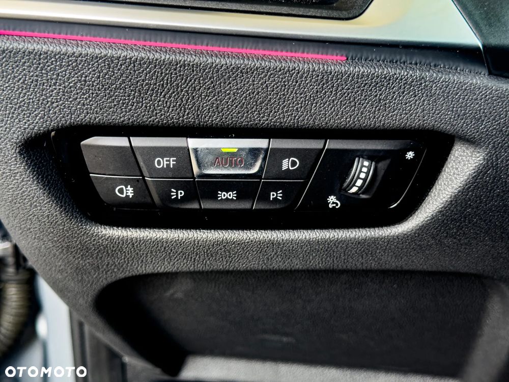 BMW Seria 3 318i Touring M Sport - 33