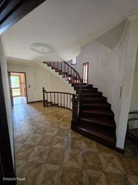 Moradia T4 com Jardim, Garagem para 3 Carros e Quintal | Pedrouços - Grande imagem: 2/8