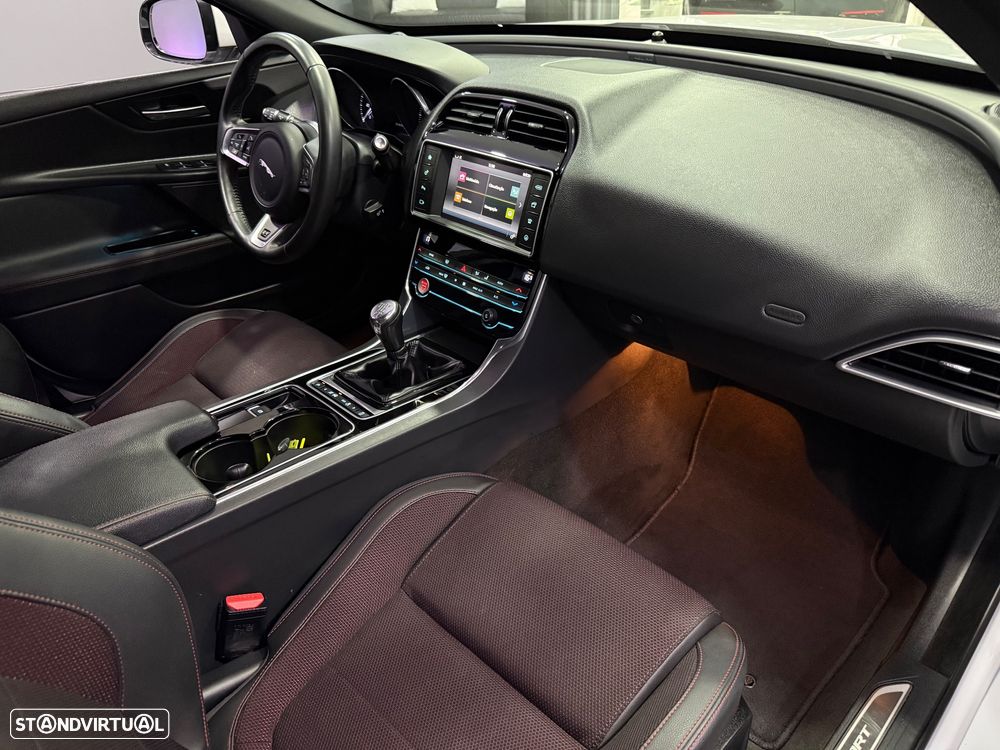 Jaguar XE 2.0 D R-Sport - 11