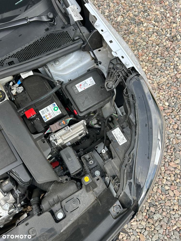 Peugeot 2008 Hybrid 136 e-DSC Style - 28