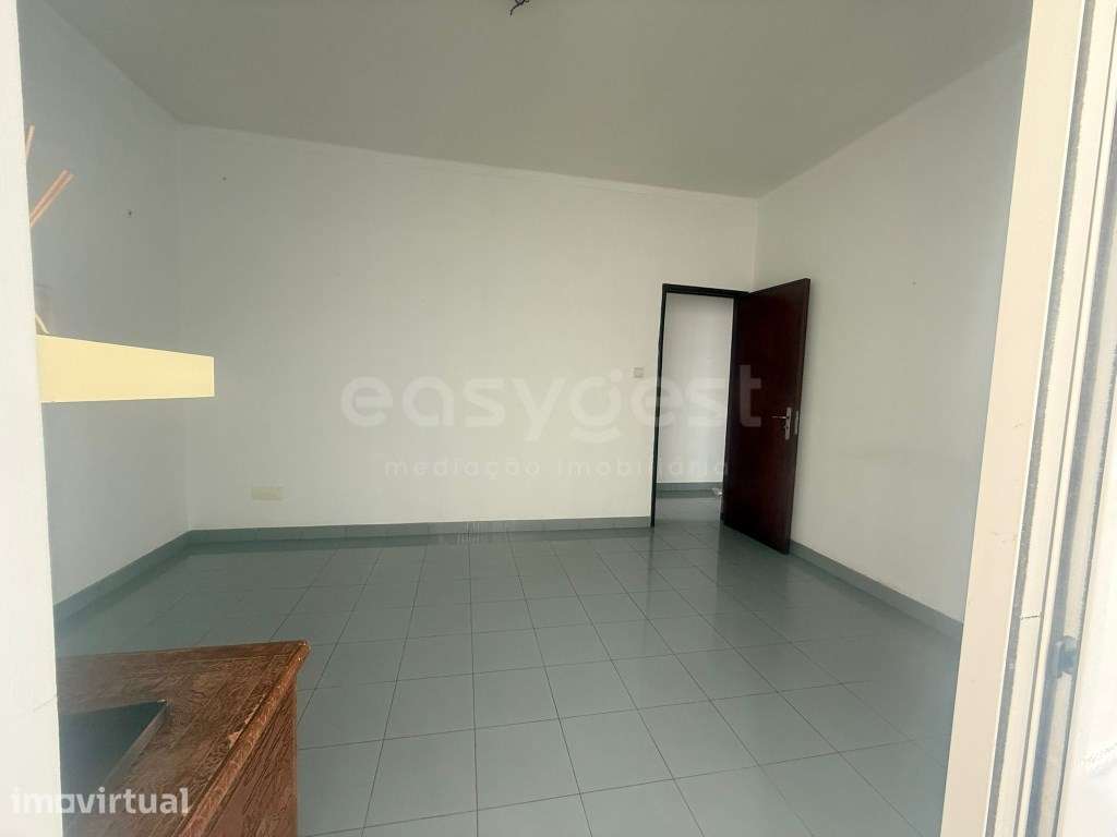 Apartamento T2 com três frentes situado no Barreiro - Grande imagem: 5/14