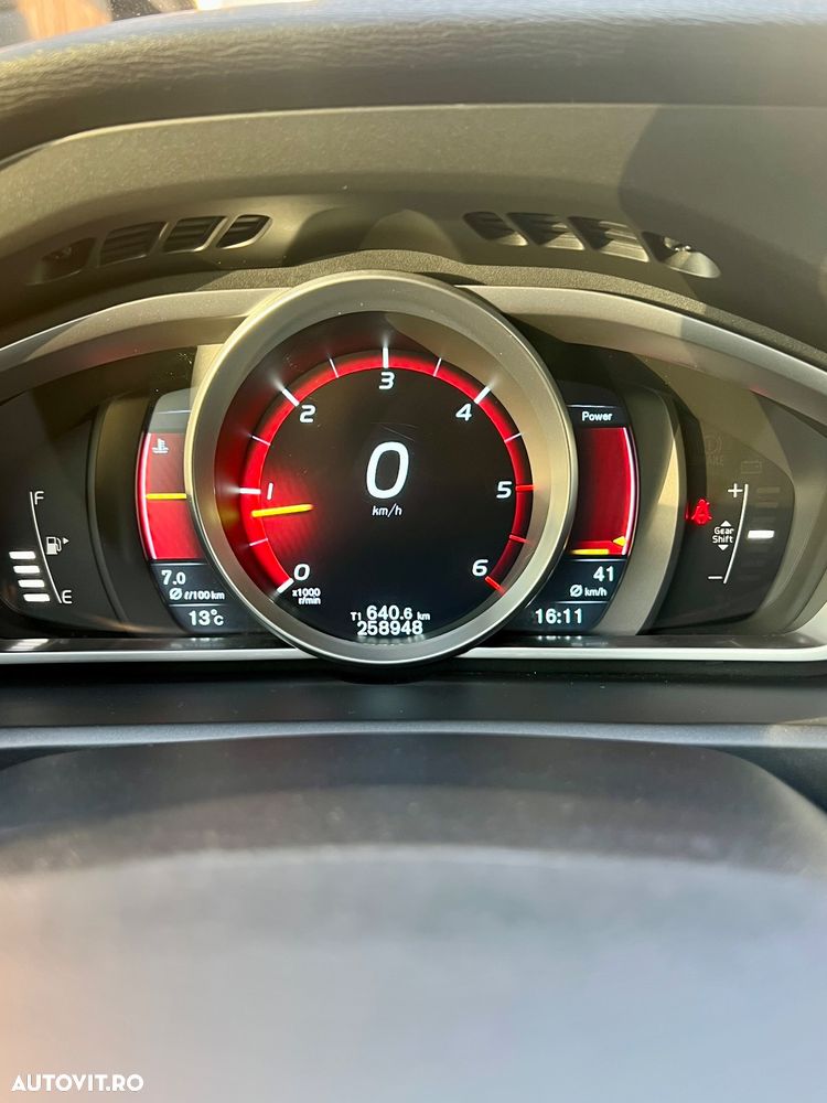Volvo V40 D3 R-Design - 17