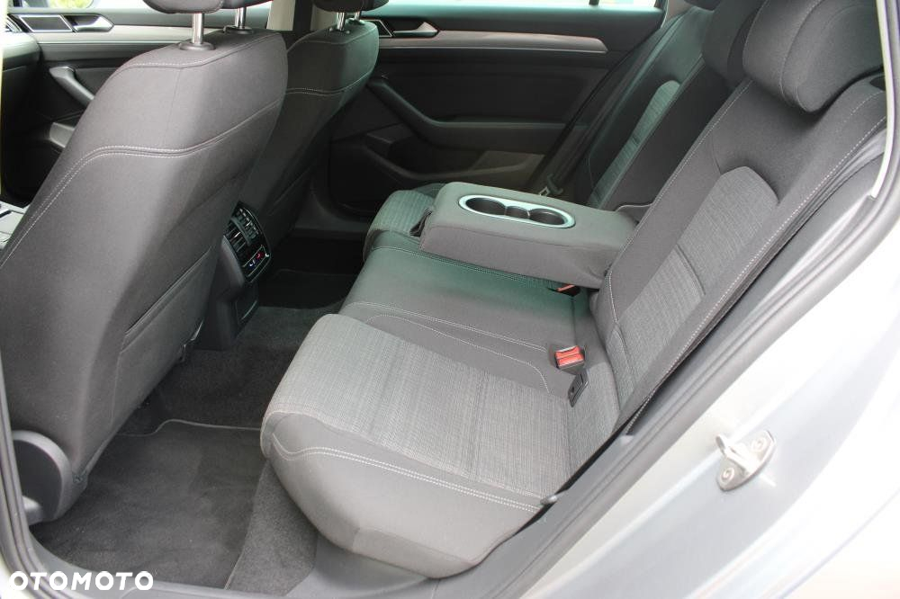 Volkswagen Passat - 11
