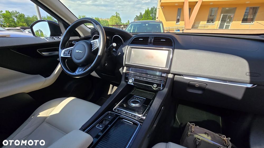 Jaguar F-Pace 2.0 P250 mHEV AWD R-Dynamic Black - 8