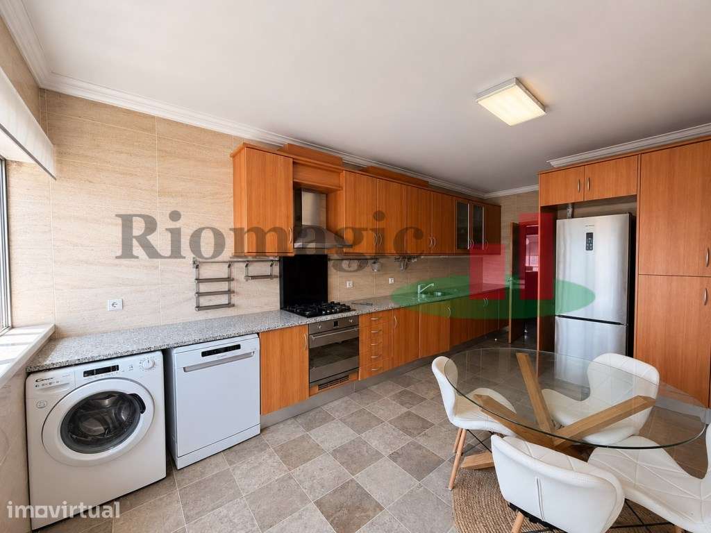 Apartamento T3 com Excelentes Áreas, Varandas e Garagem em Rio Maior - Grande imagem: 2/12