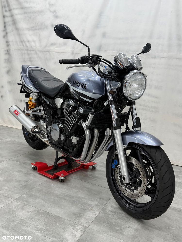 Yamaha XJR - 18