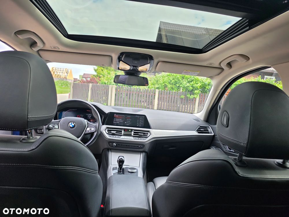 BMW Seria 3 318d mHEV - 17