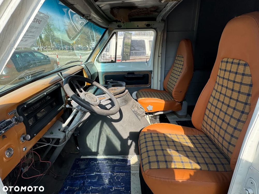 Ford ECONOLINE 300 V8 - 18