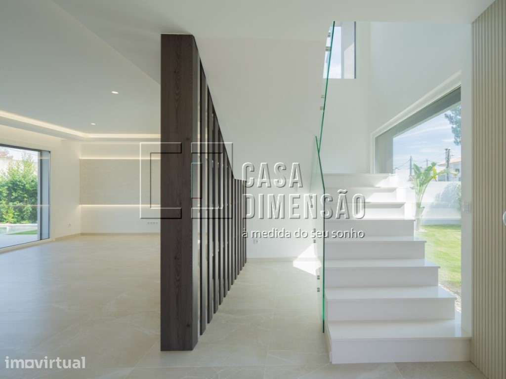 Moradia isolada de Arquitectura Moderna de tipologia T3 na zona da ... - Grande imagem: 2/60