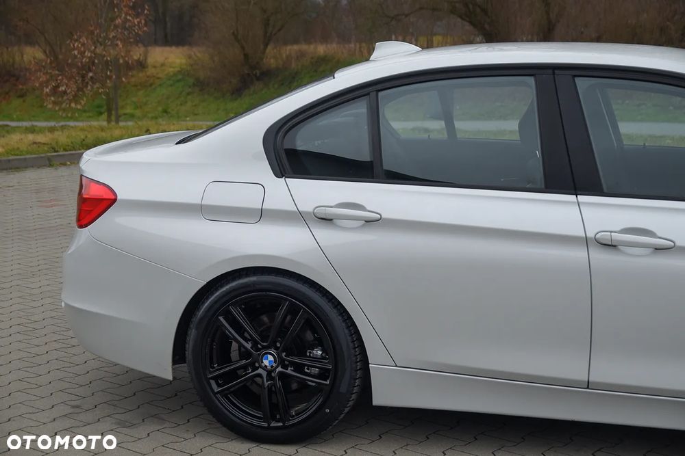 BMW Seria 3 318d - 23