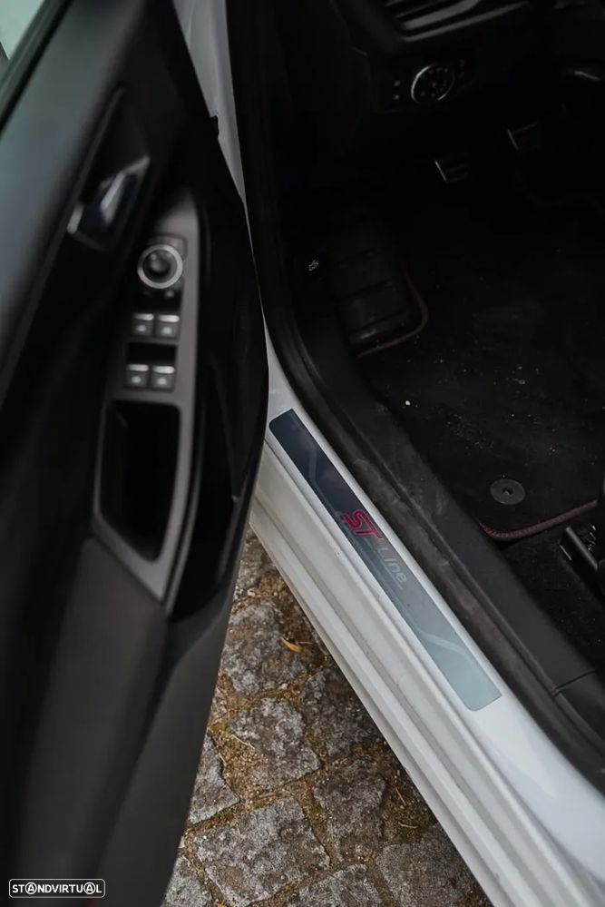 Ford Focus 1.0 EcoBoost MHEV ST-Line Design SIP - 13