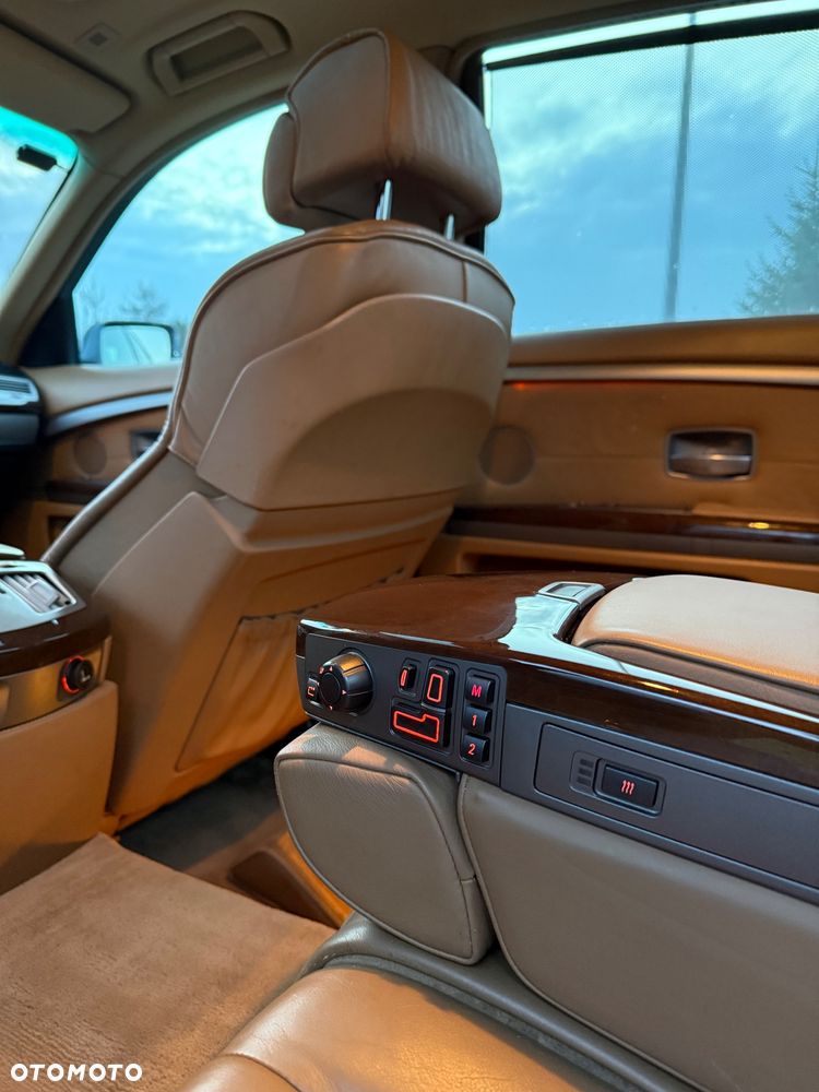 BMW Seria 7 740i L - 27