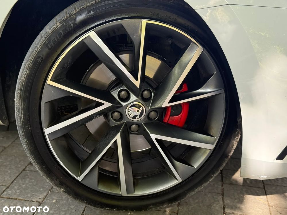 Skoda Superb Combi 2.0 TDI DSG SportLine - 9