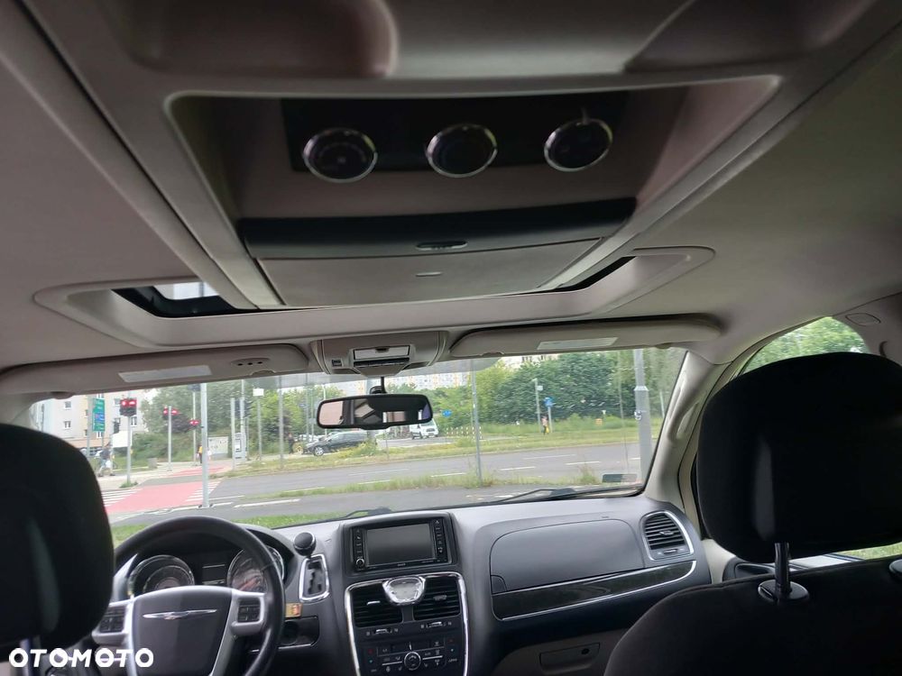 Chrysler Town & Country - 8